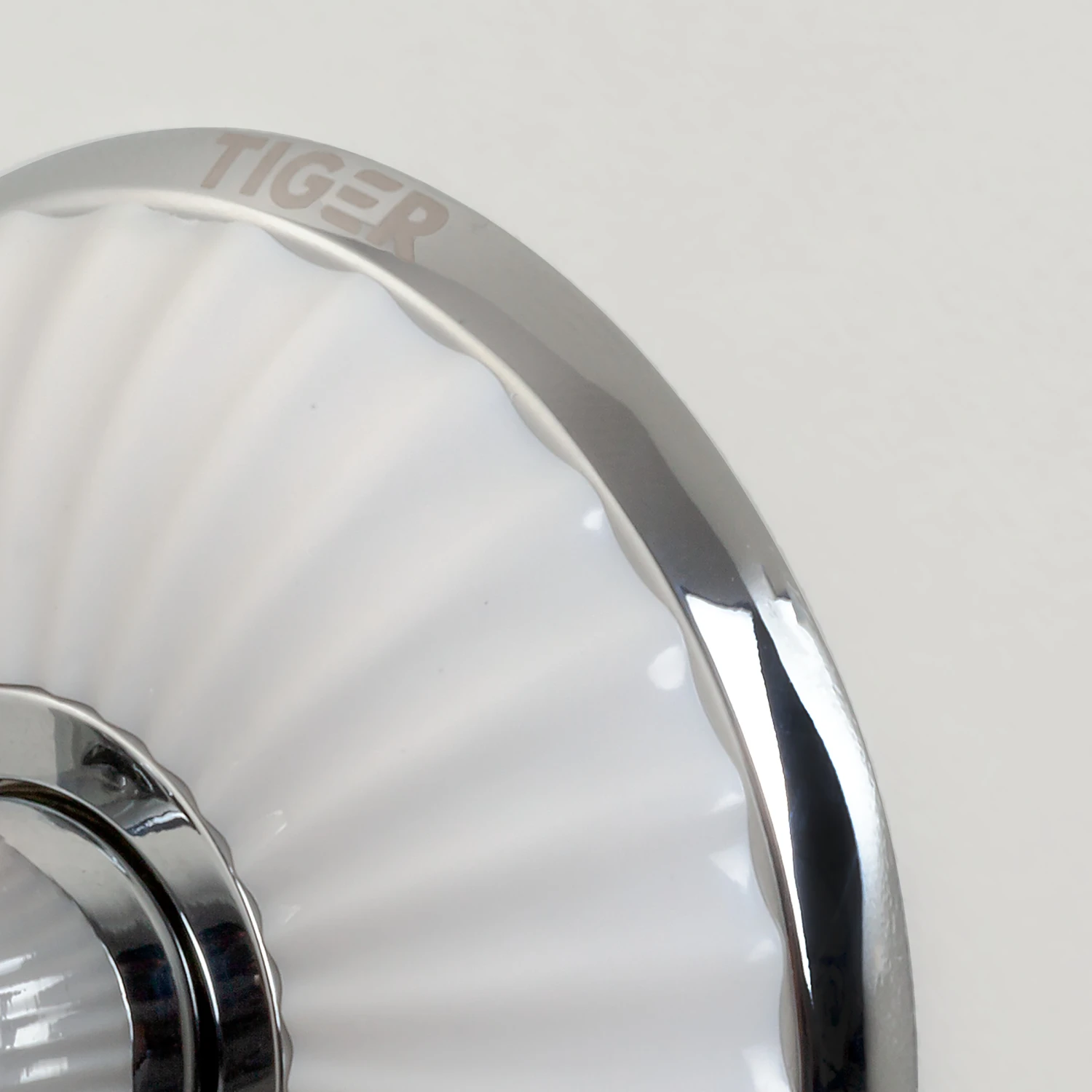 Tiger Ivy Zeepdispenser 200ml Chroom/wit Keramiek - Afbeelding 3